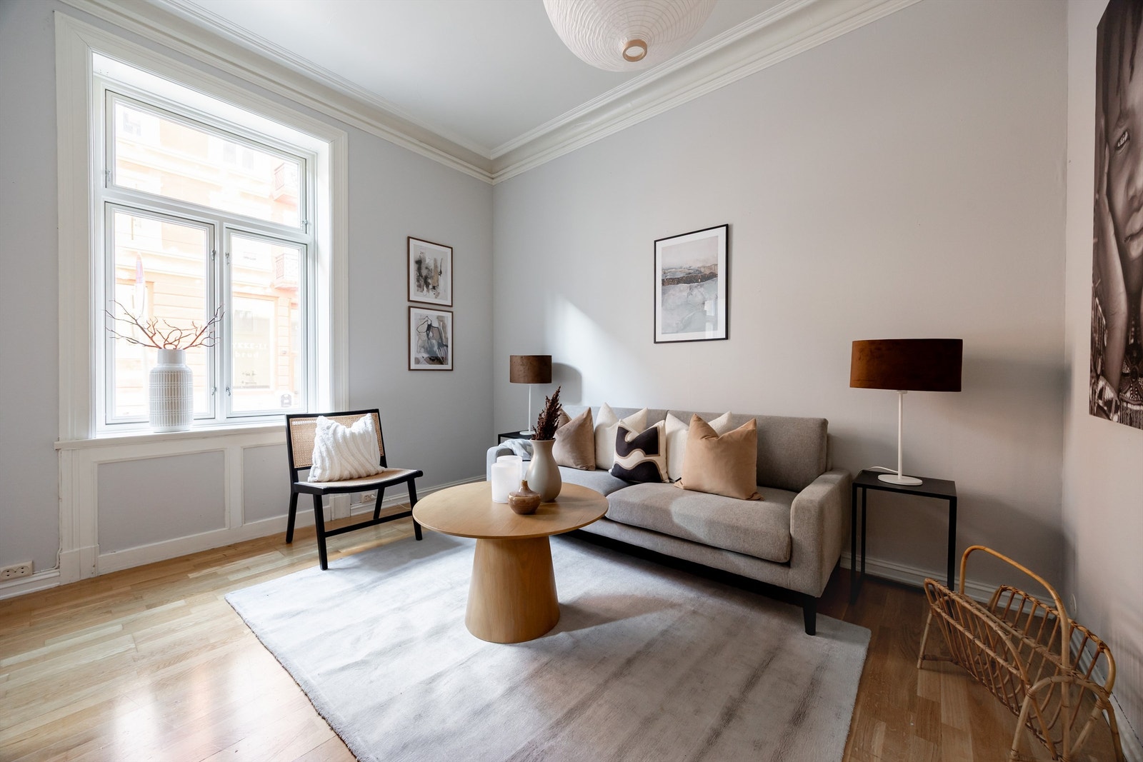 Lys stue med god plass til sofagruppe. Galleribilde