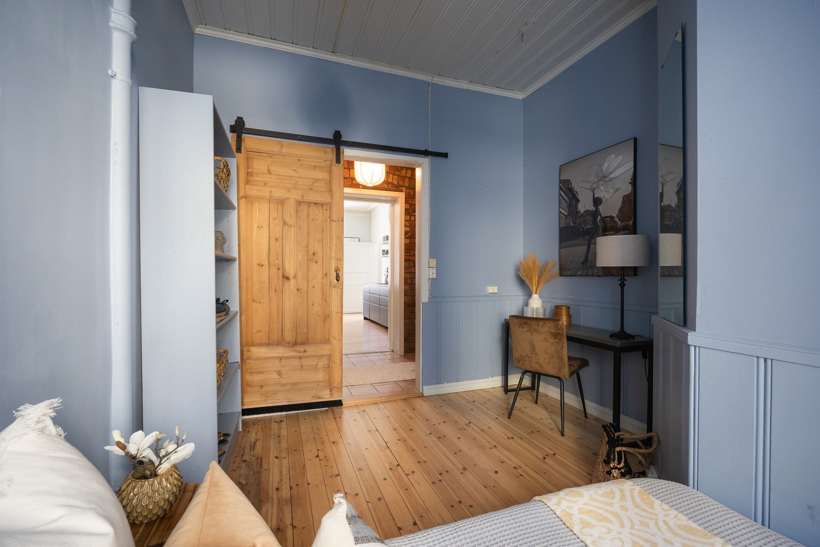 Praktisk og kul skyvedør på soverommet. Galleribilde