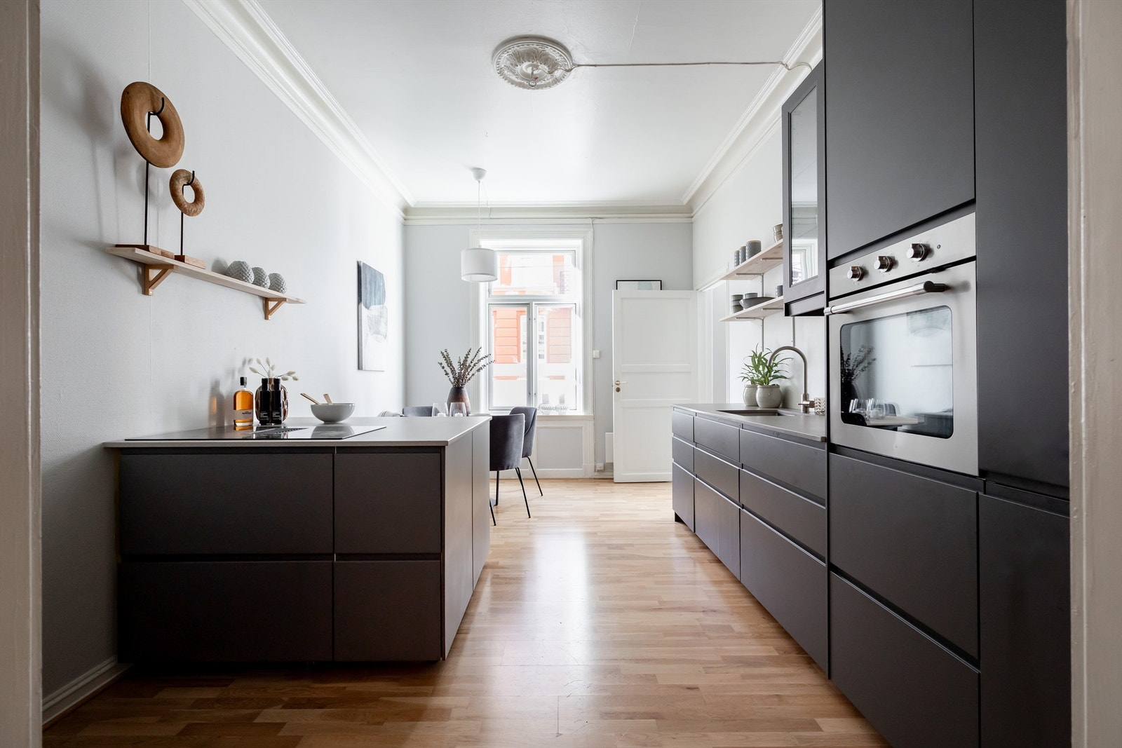 Stilrent og praktisk kjøkken fra 2020. Kjøkken med åpen løsning i spisestue og har en kjøkkenøy som gir kjøkkenet et sosialt og praktisk preg. Galleribilde