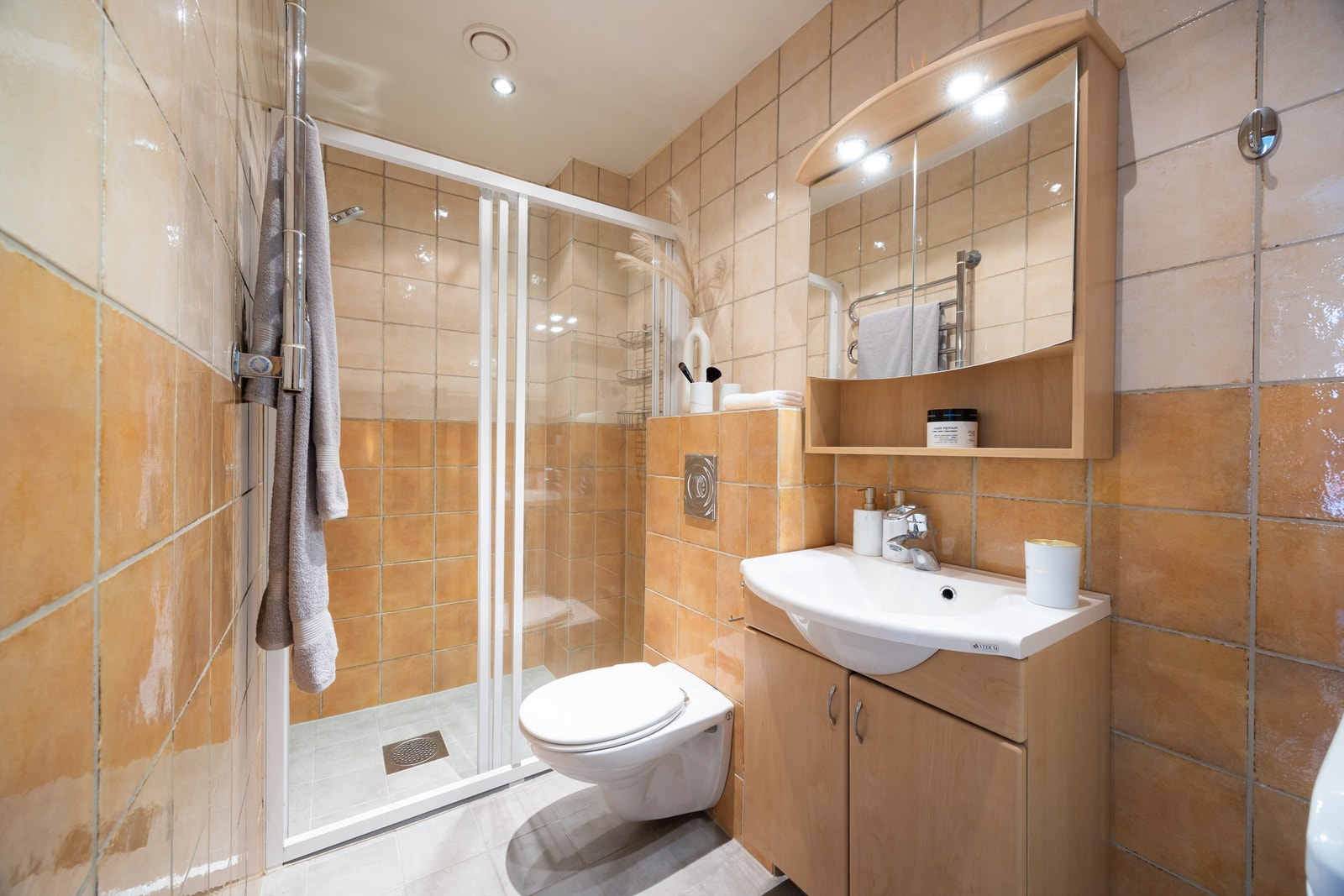 Vegghengt toalett og dusjnisje med skyvedør. Galleribilde