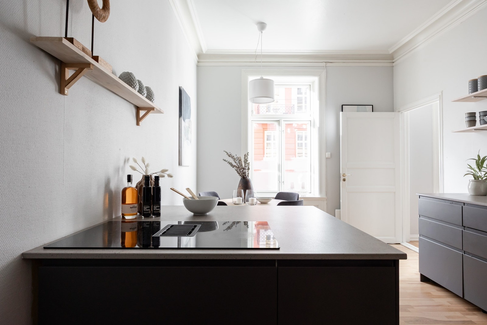 Praktisk kjøkkenøy med god arbeidsplass. Galleribilde