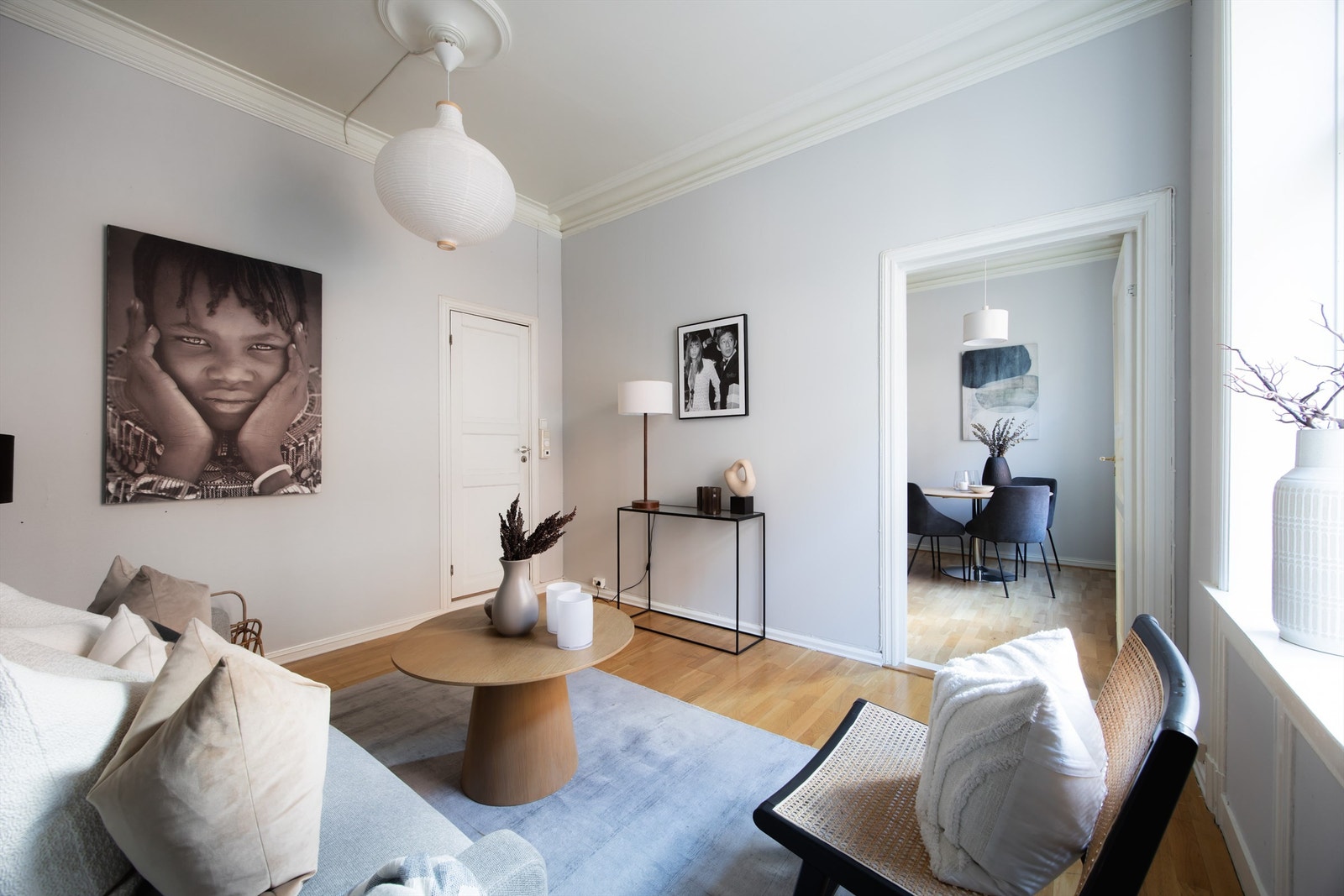 Leiligheten har en fin planløsning som gjør at man kan ha sosial sone både på kjøkken og i stuen. Galleribilde