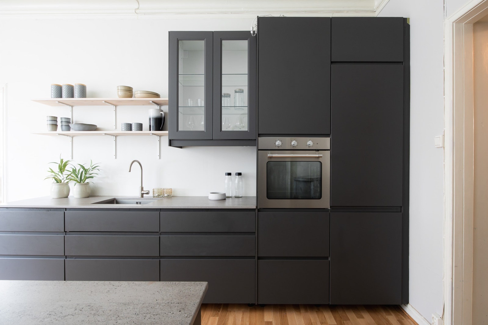 Det er integrert kjøleskap med frysedel, komfyr, platetopp med innebygget kjøkkenventilator med kullfilter, oppvaskmaskin. Galleribilde