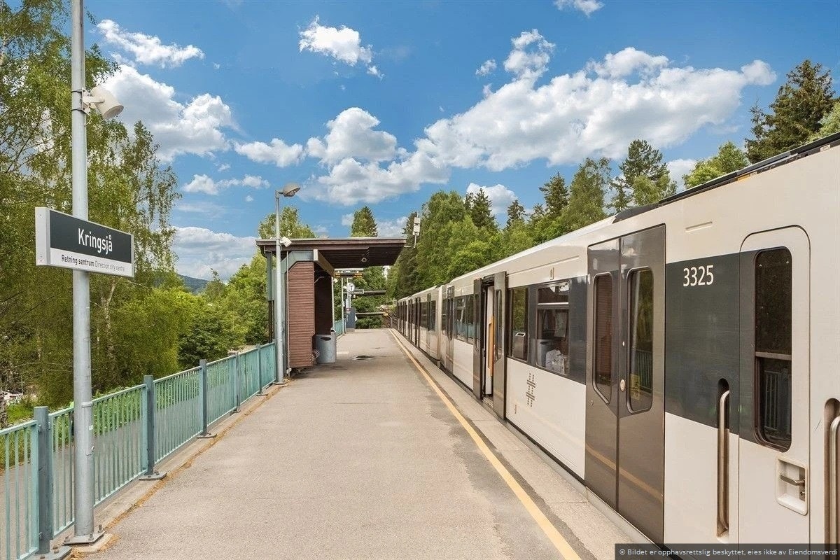 Kringsjå stasjon, 5 minutter unna leiligheten. T-banen tar deg til Majorstuen på 12 minutter. Galleribilde