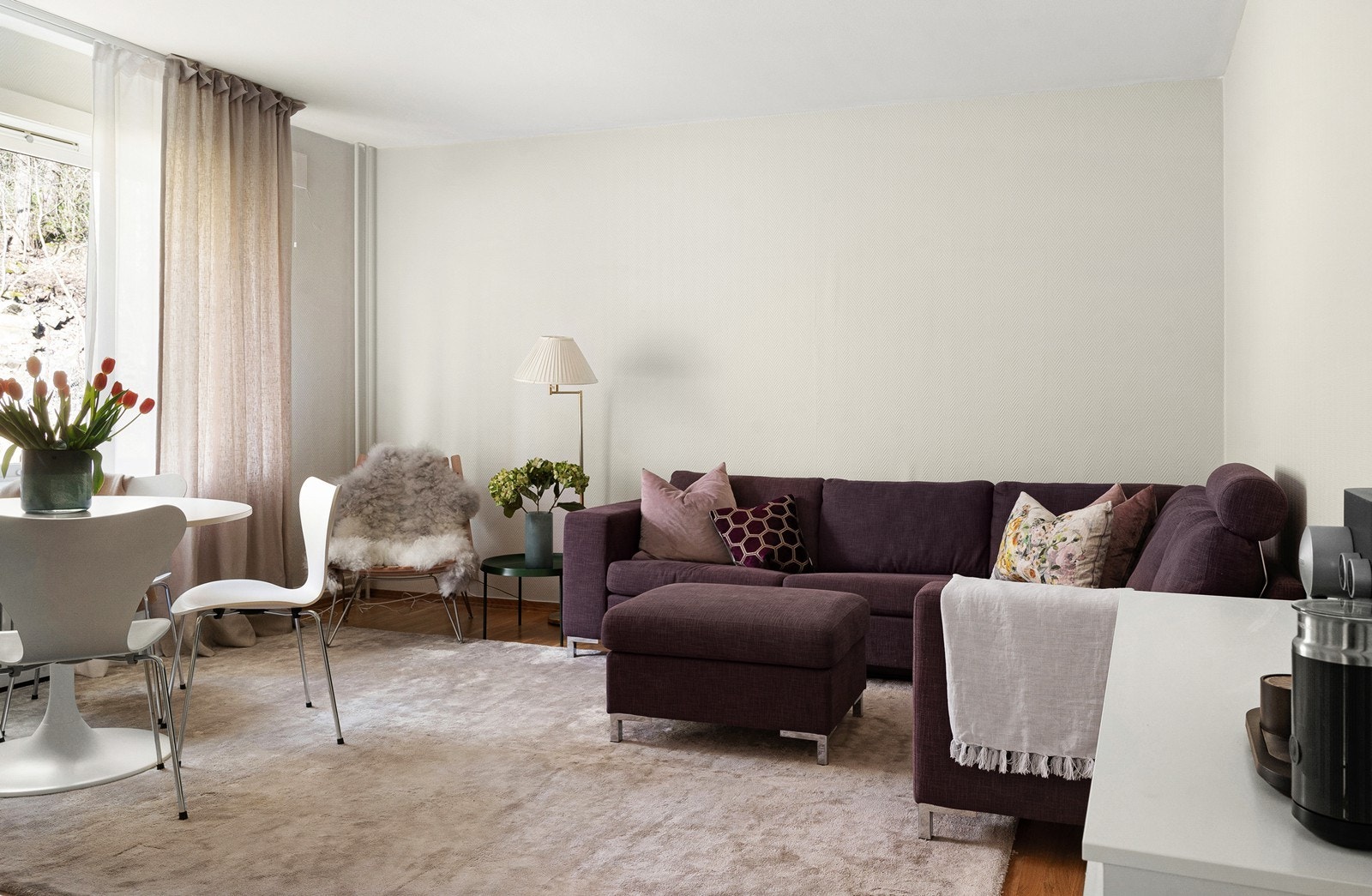 Vinduene slipper mye naturlig lys og leiligheten oppleves lys og romslig. Galleribilde