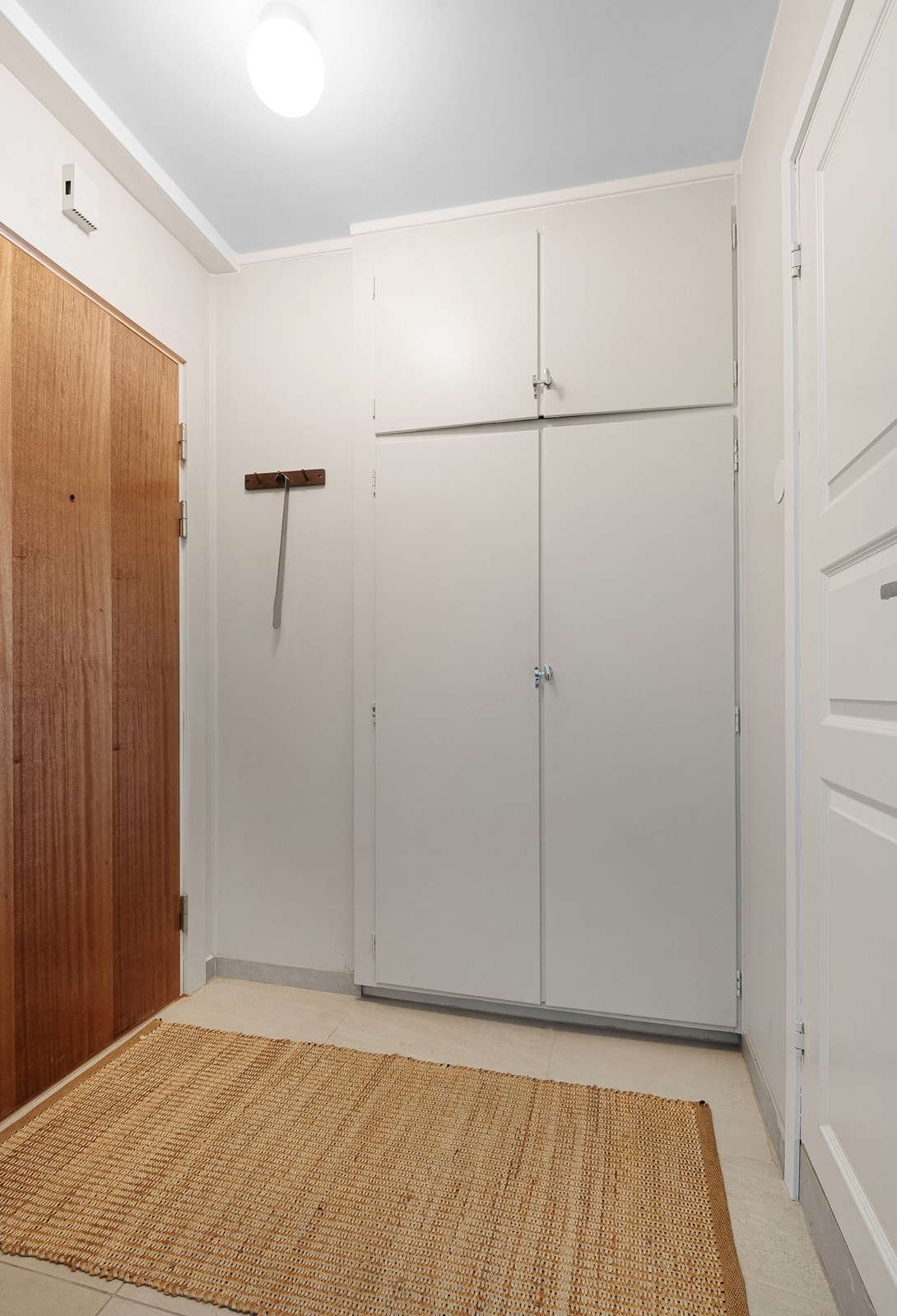 Gang/entrè med innebygde garderobeløsninger. Galleribilde