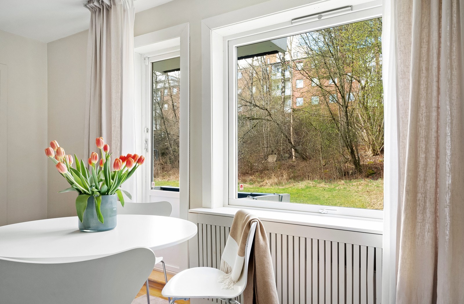 Hyggelig utsyn fra stue/kjøkken. Leiligheten vender i sin helhet mot rolig bakhage. Galleribilde