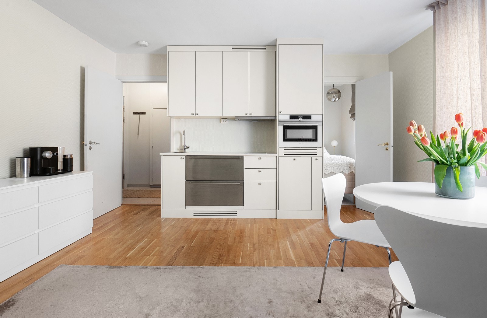 Her har du blant annet integrert komfyr/microbølgeovn, induksjonstopp, oppvaskmaskin og kjøleskuffer. Galleribilde