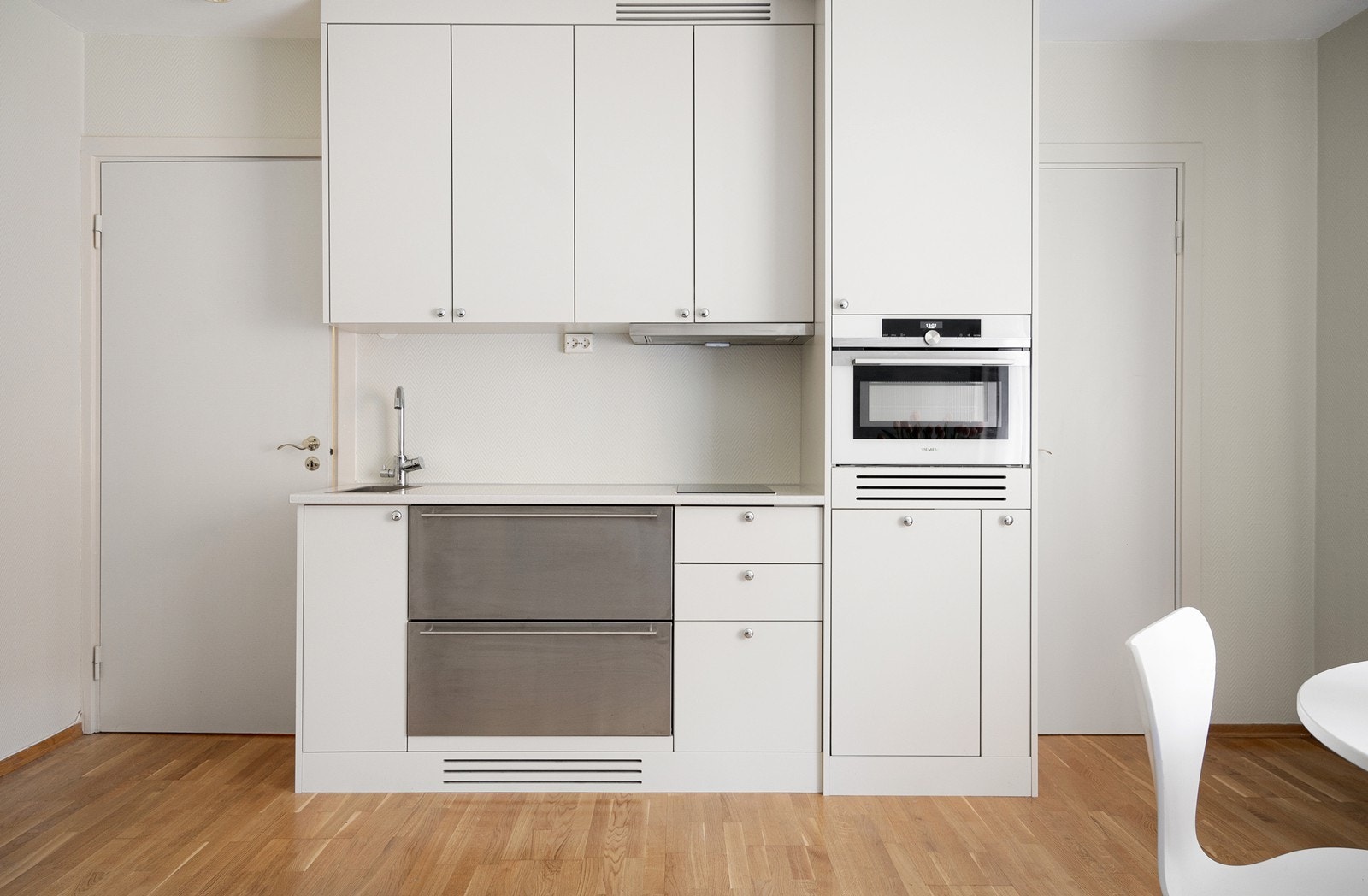 Kjøkkenet er gjennomtenkt med høy standard og smarte løsninger. Det er en kjøkkenventilator som trekker luften direkte ut via det sentrale
anlegget. Galleribilde