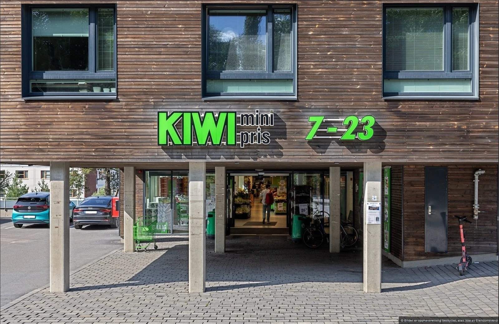 Kiwi ligger rett over veien for T-banestasjonen. Galleribilde