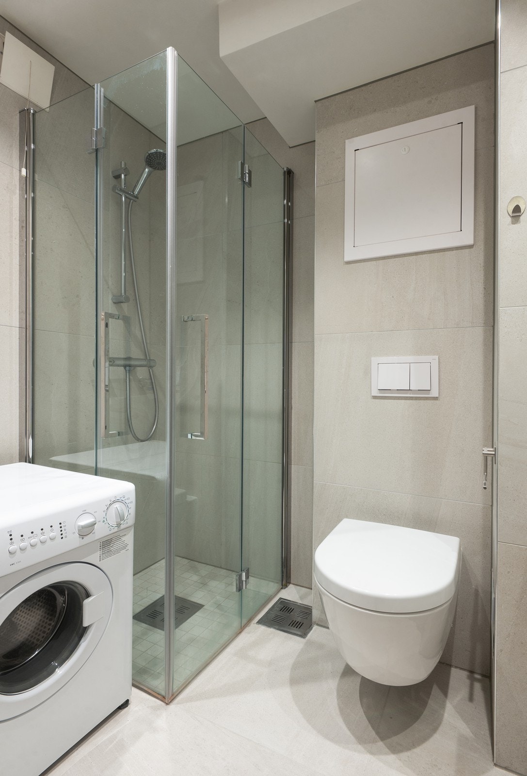 Meget lekkert bad totalrehabilitert i 2020 med varme i gulv, spotlights og 60x60cm Italgranit Nordic Stone Islanda-fliser. Galleribilde