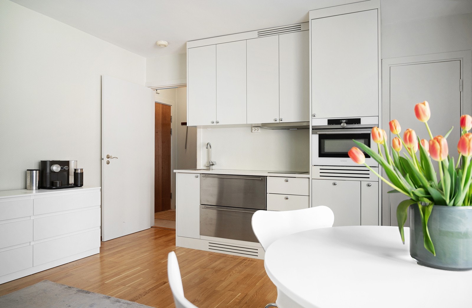 Meget pent snekkerbygget kjøkken fra 2020. Kjøkkenet er designet av Elen møbelstudio. Galleribilde