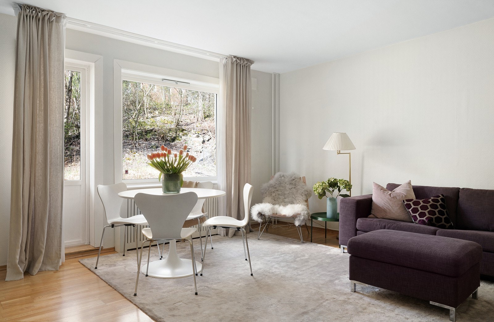 Leiligheten har en god og arealeffektiv planløsnig som består av entré, bad/vaskerom, kjøkken med åpen løsning mot stue, samt ett soverom. Fra stuen er det utgang til balkong. Galleribilde