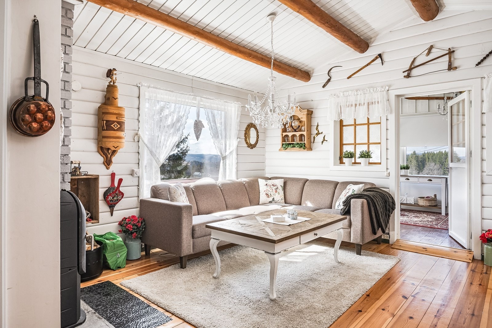 Stuen har en åpen løsning med spisestue, og dør til hovedsoverom. Galleribilde