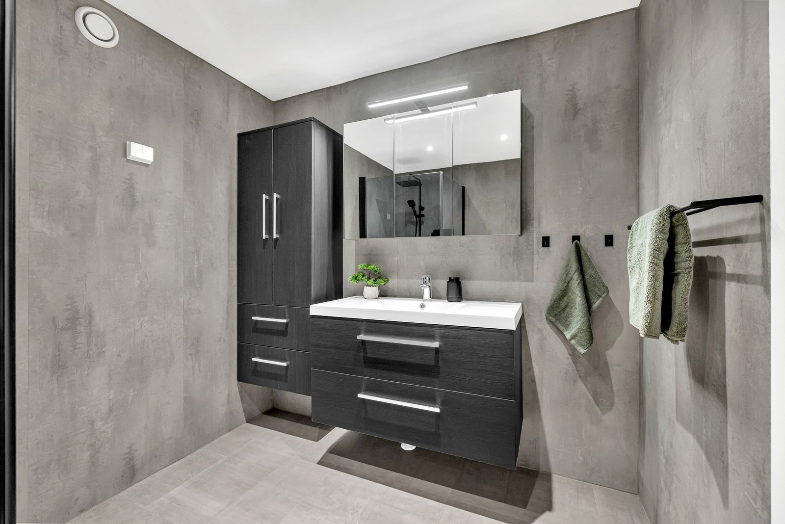 Lekkert baderom fra 2016 med gulvvarme og downlights i himling. Galleribilde