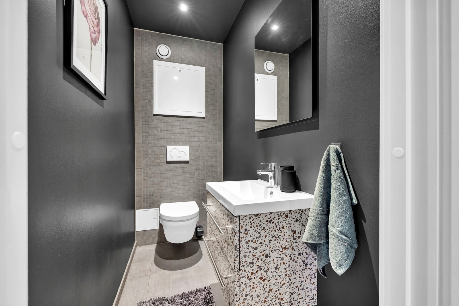 Praktisk og pent separat toalettrom. Galleribilde