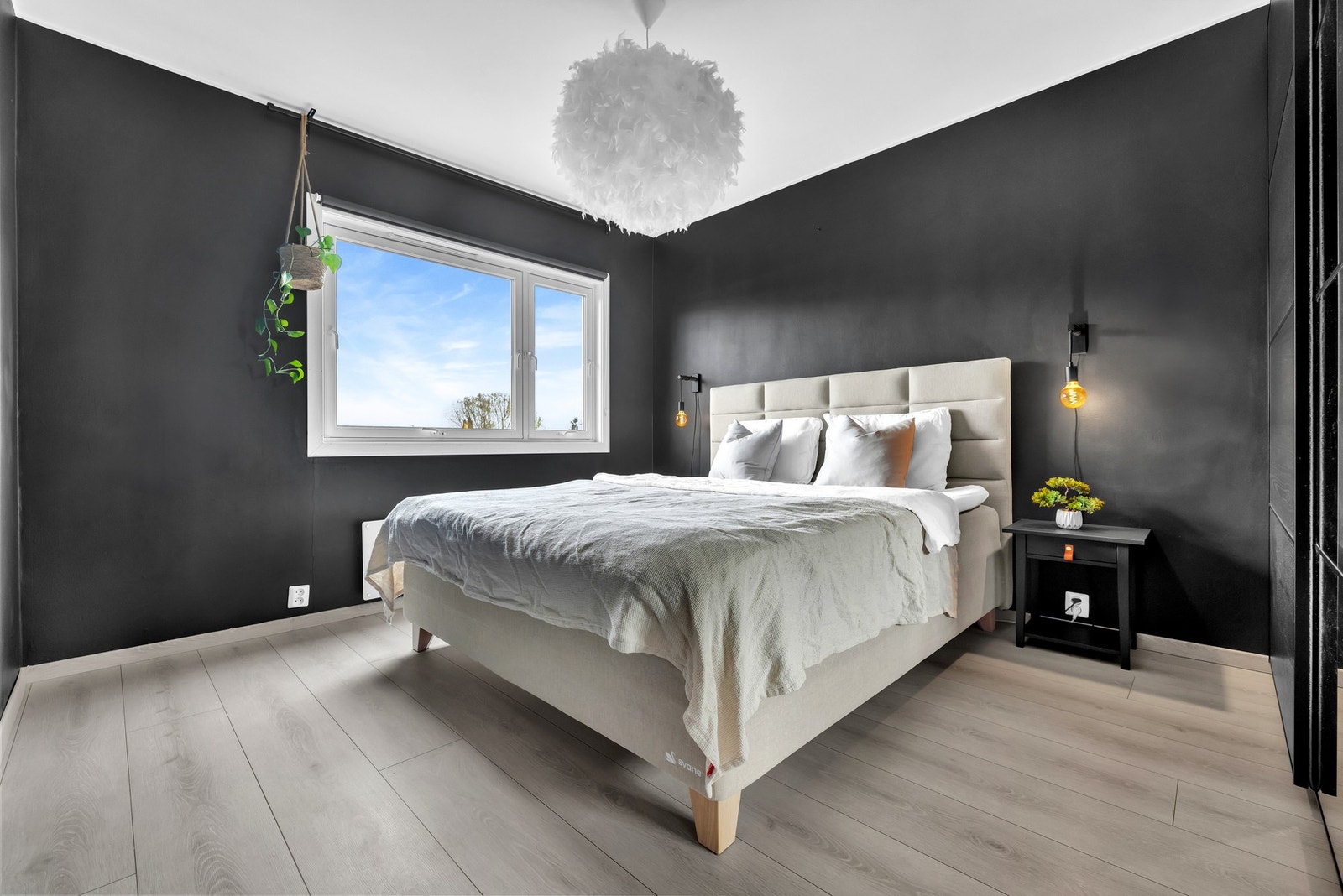 Hovedsoverommet er i mørke farger. Her er det god plass til dobbeltseng, nattbord, kommode og annet ønskelig møblement. Galleribilde