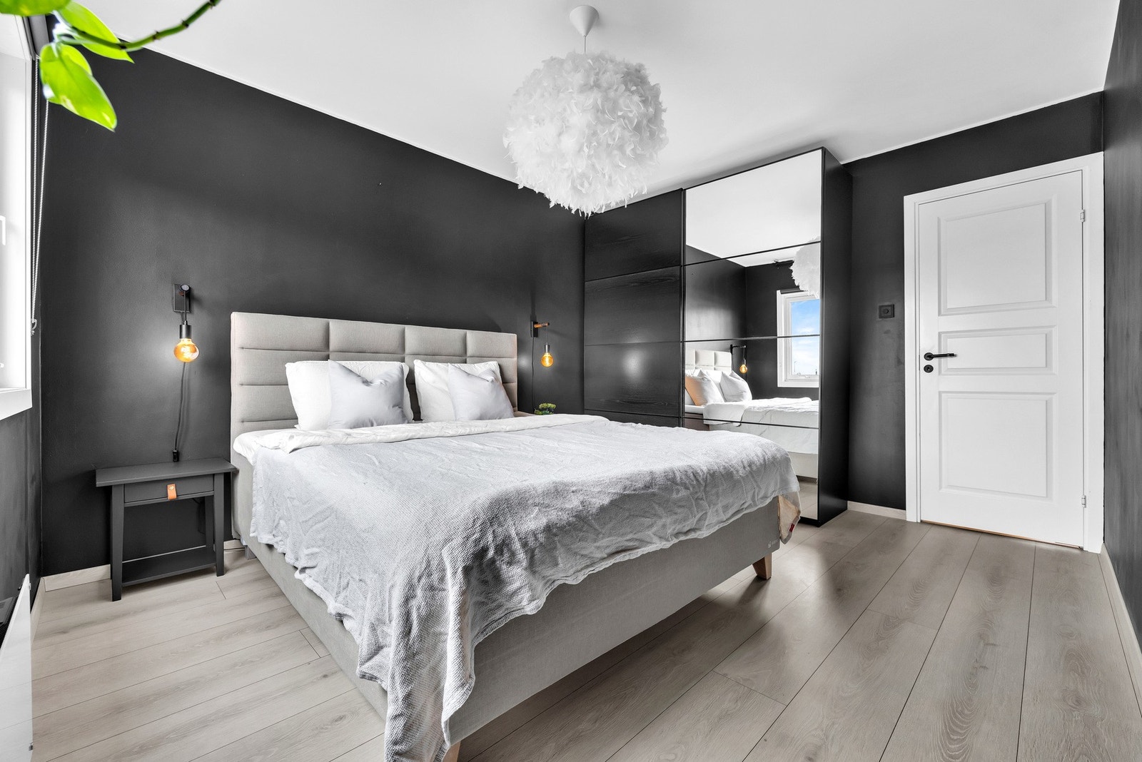 Her er det også en stor skyvedørsgarderobe. Galleribilde