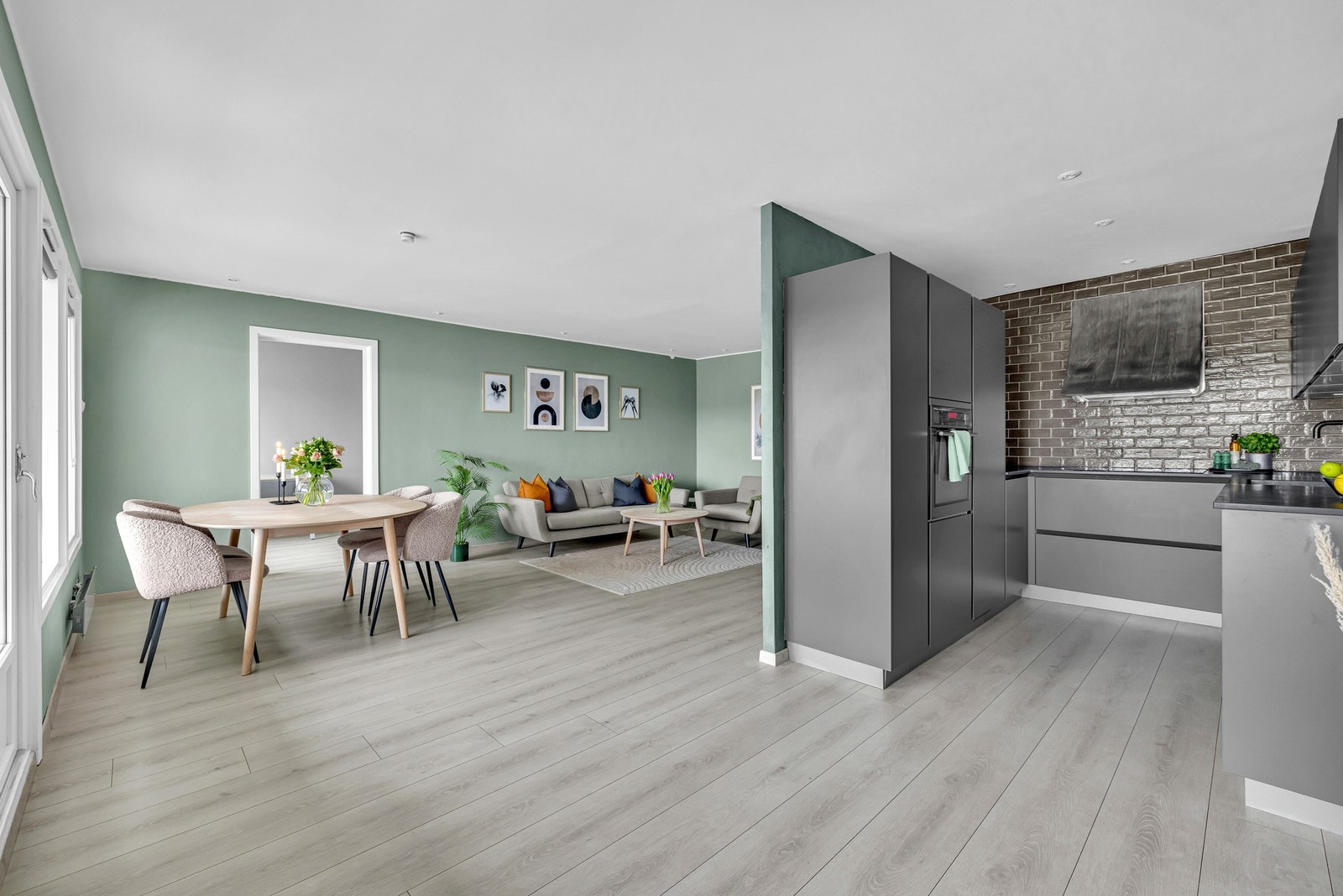 Kjøkkenet, som for øvrig er fra 16/17, ligger i en delvis åpen løsning mot stuen. Galleribilde