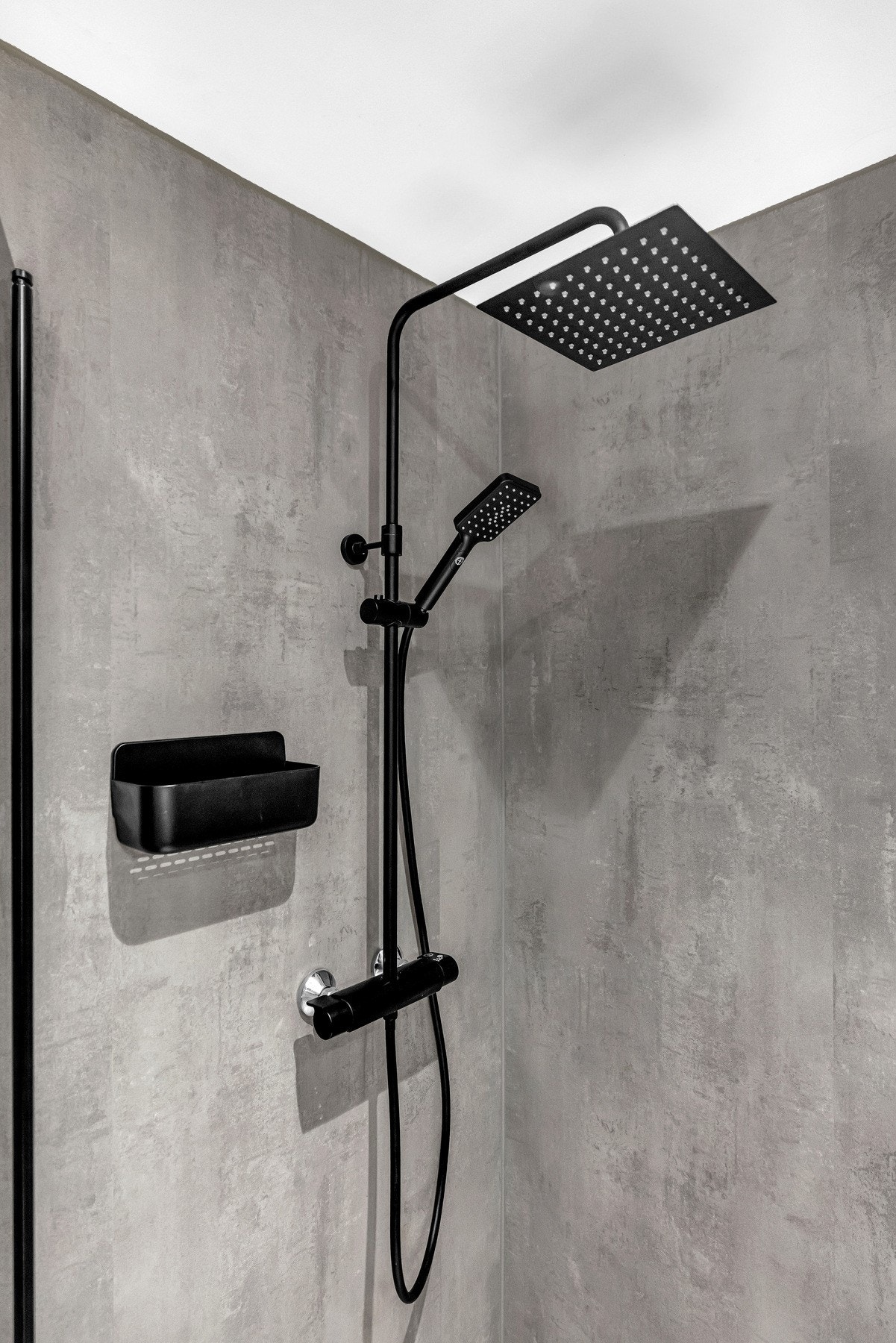 Dusjarmaturet er veggmontert med hånd- og regndusj. Galleribilde