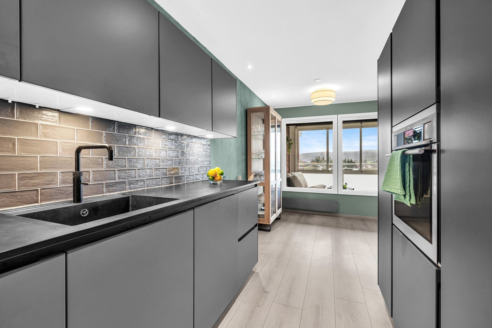 Det er godt med oppbevaringsplass i både under. og overskap, samt en god benkeflate for matlaging. Galleribilde