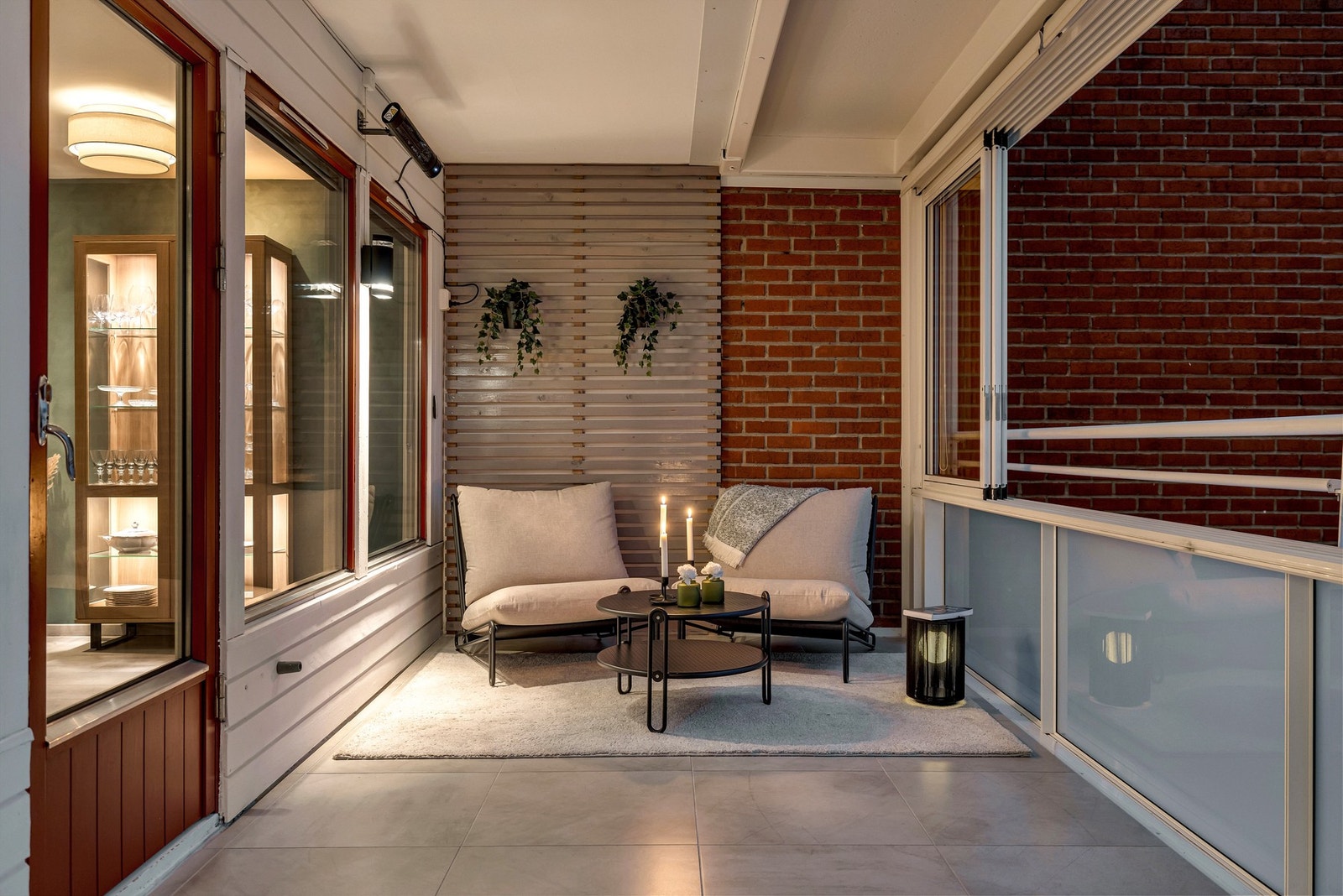 Leiligheten kan skilte med en gjennomgående god standard, nydelig balkong og garasjeplass. Galleribilde