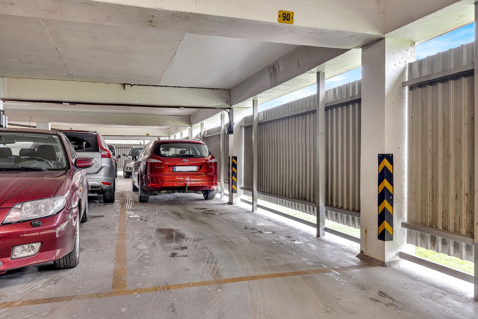 Leiligheten har en medfølgende garasjeplass med elbil-lader. Galleribilde