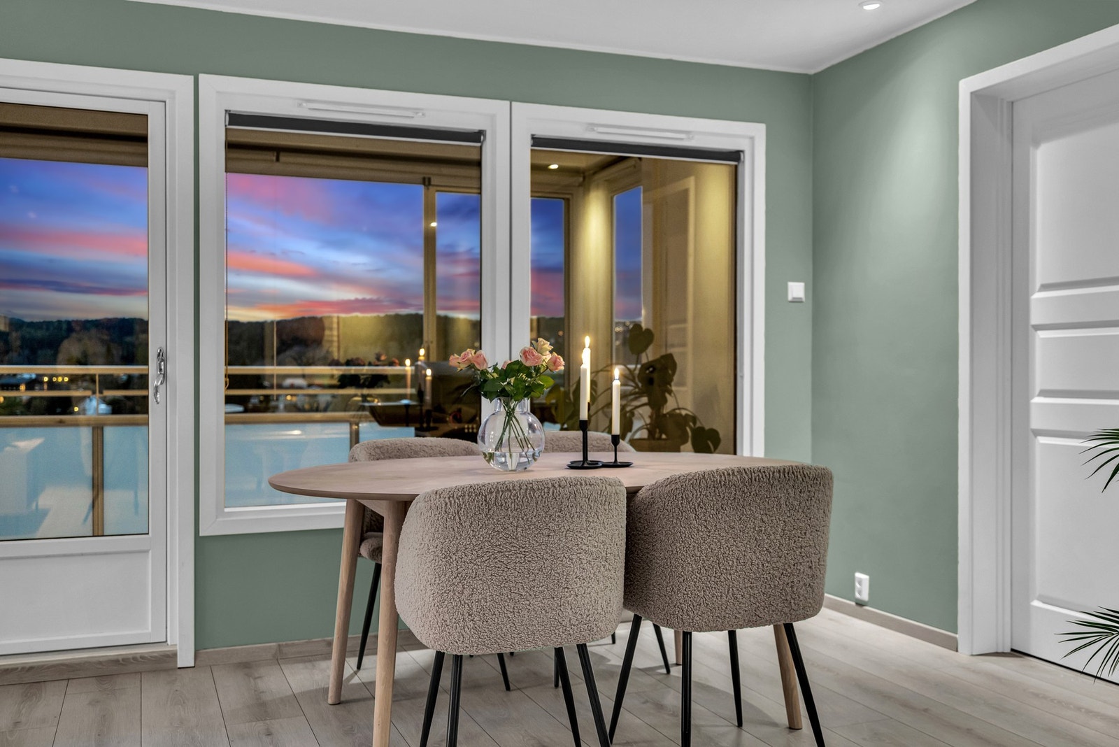 Fra stuen er det adkomst til en herlig balkong på hele 16 kvm! Galleribilde