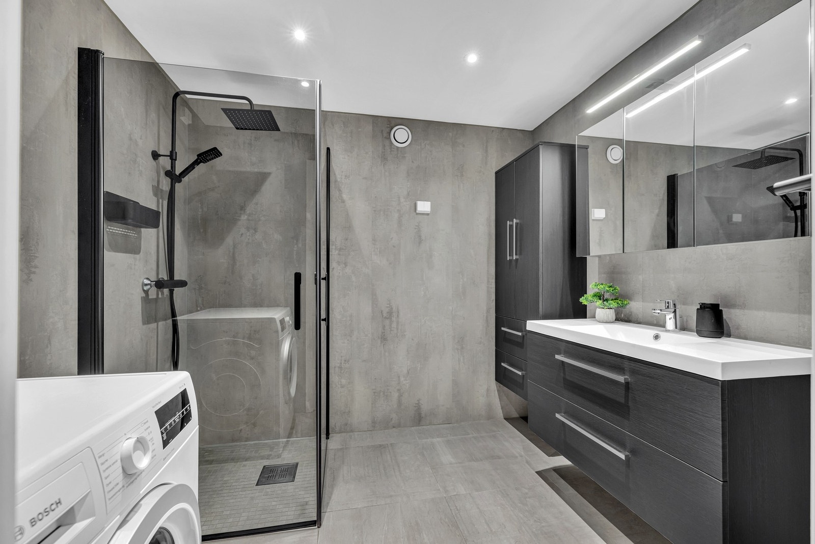 Badet oppleves romslig med opplegg for vaskemaskin. Galleribilde