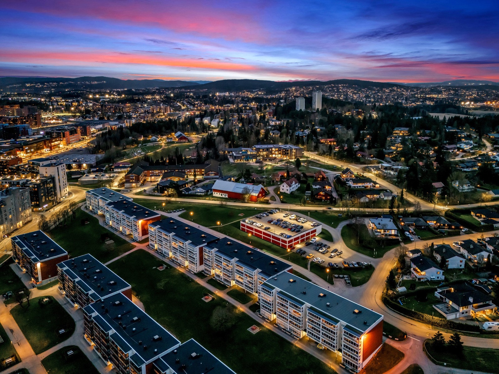 Attraktiv og barnevennlig beliggenhet på Finstadjordet, rett utenfor Lørenskog sentrum. Galleribilde