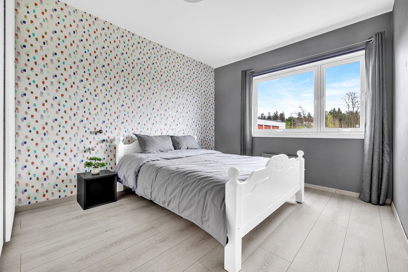 Soverom 2 er også av den romslige størrelsen. Godt med plass til soveromsmøbler. Galleribilde