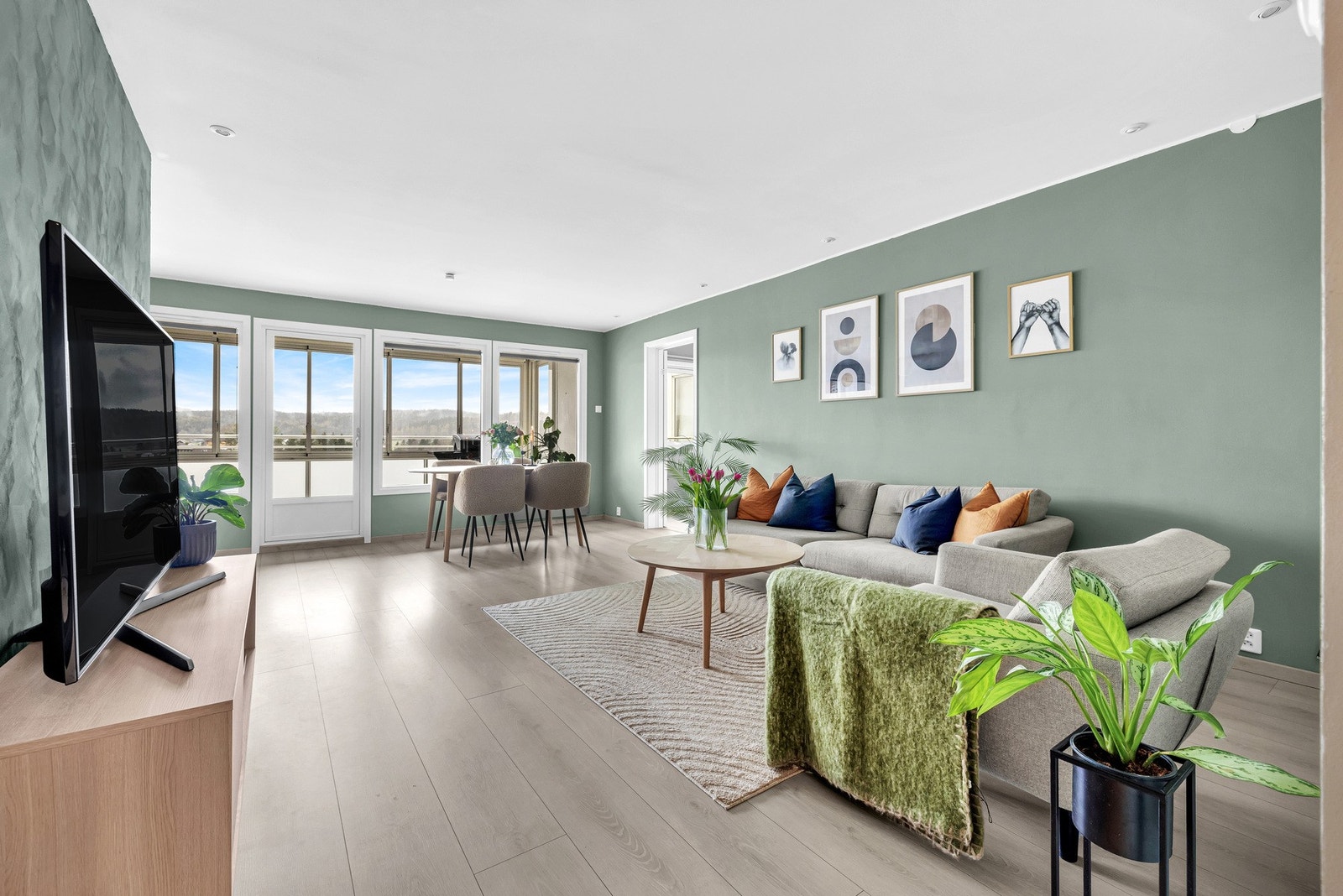 Vi starter i stuen som er selve hjertet i leiligheten. Galleribilde