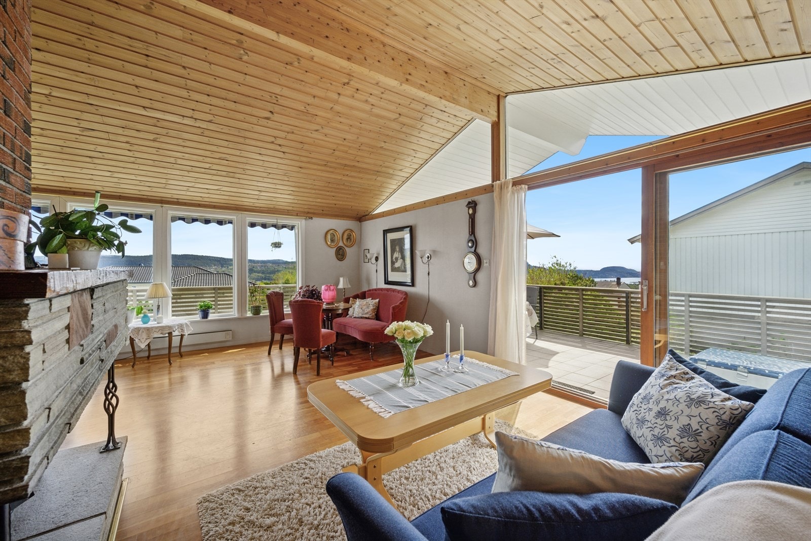 Her er det rikelig med plass til en komfortabel sofa, perfekt for avslapning og samvær. Galleribilde