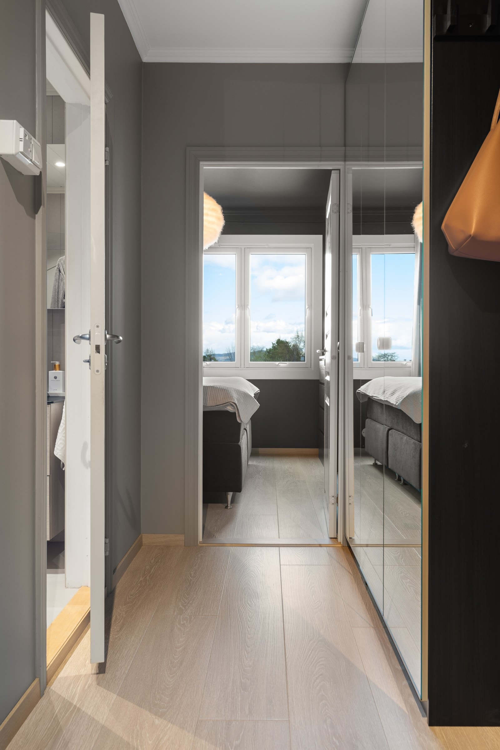 Gangen er innredet med garderobe med speilfronter for oppbevaring av ytterklær. Galleribilde