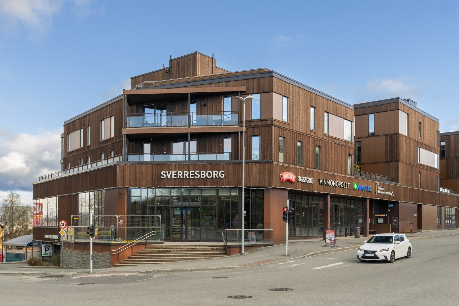 På Sverresborg senter, beliggende rett ved innfartsåren til Bymarka, finner man dagligvarebutikken Meny, apotek og vinmonopol. Galleribilde