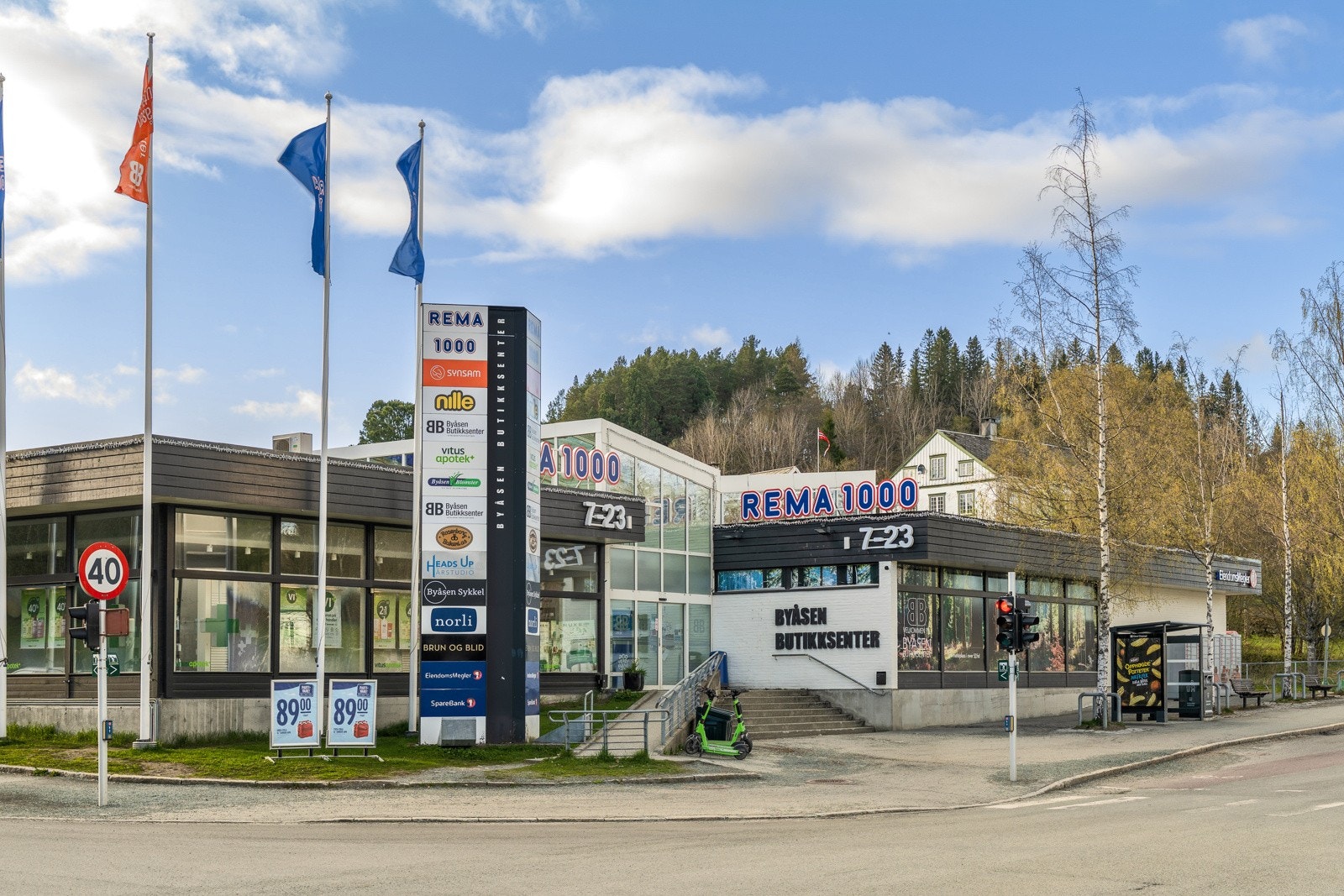 Like ved Sverresborg senter ligger Byåsen Butikksenter som rommer både Rema 1000, bakeri, bokhandel, blomsterbutikk og frisørsalong. Galleribilde