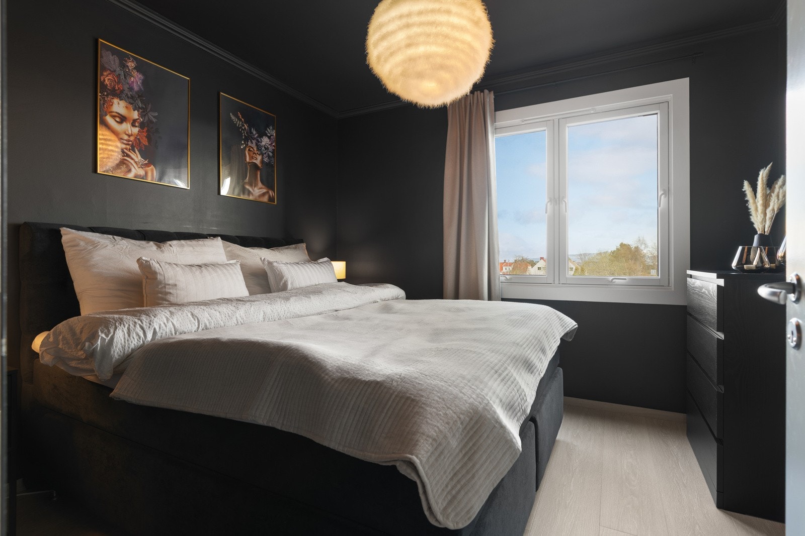 Soverommet måler 10 kvm og er malt i mørke fargetoner som gir en rolig atmosfære. Galleribilde