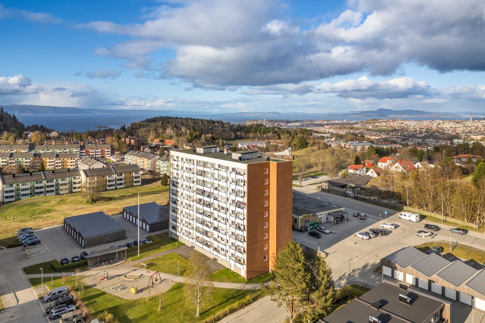 Leiligheten har en sentral og luftig beliggenhet på Byåsen/Nyborg, med nærhet til servicefunksjoner, kollektivtransport og grøntområder. Galleribilde