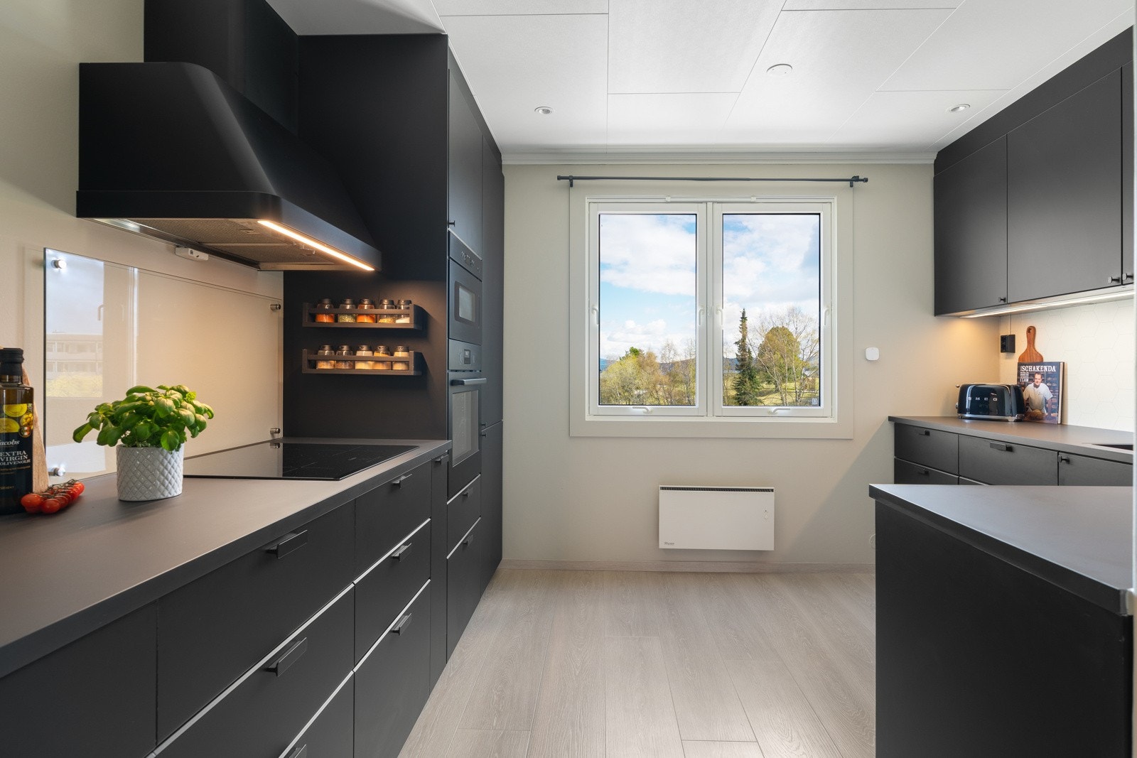 En tiltalende og moderne 2-roms leilighet i 4. etasje (byggets 5. etasje), med et gjennomgående delikat uttrykk. Galleribilde