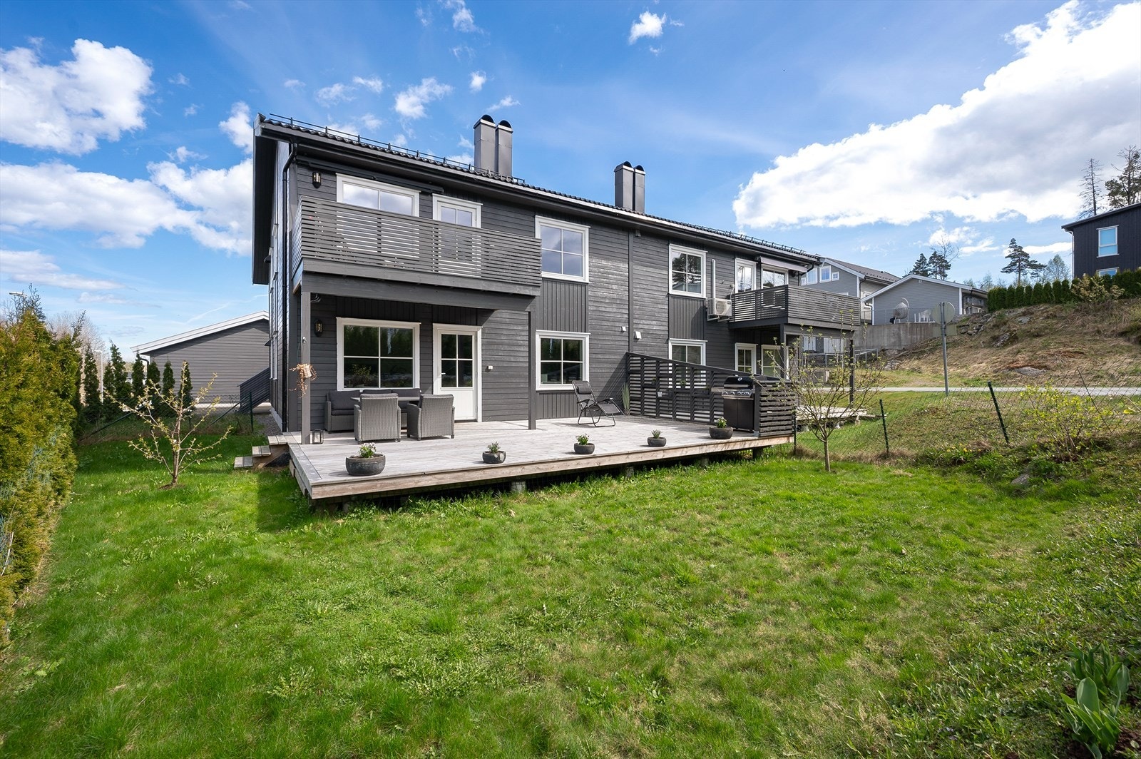 Fint uteområde med sol fra lunstider til sen kveld. Galleribilde