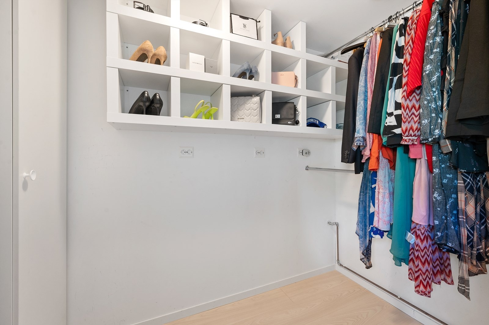 Bod innredet som walk-in garderobe. Galleribilde