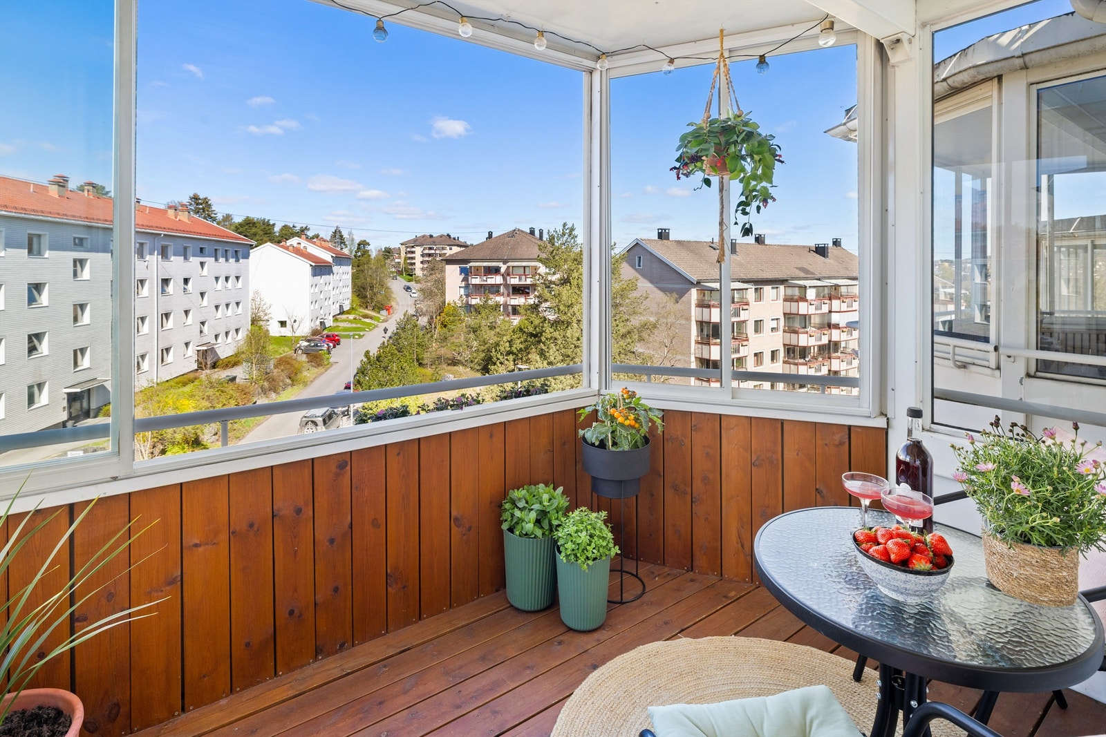 En pen og arealeffektiv 2-roms toppleilighet med innglasset balkong, bad fra 2024 og en sentral beliggenhet på Lambertseter. Galleribilde