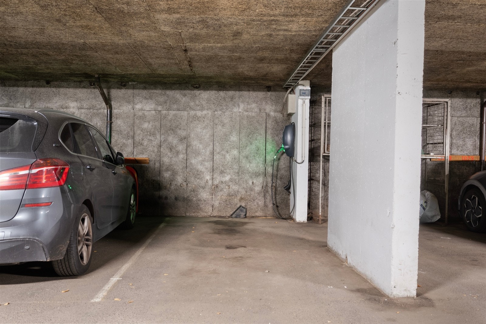 Det følger en fast garasjeplass med elbillader i felles lukket garasjeannlegg. Det er også felles gjesteplasser utendørs. Galleribilde