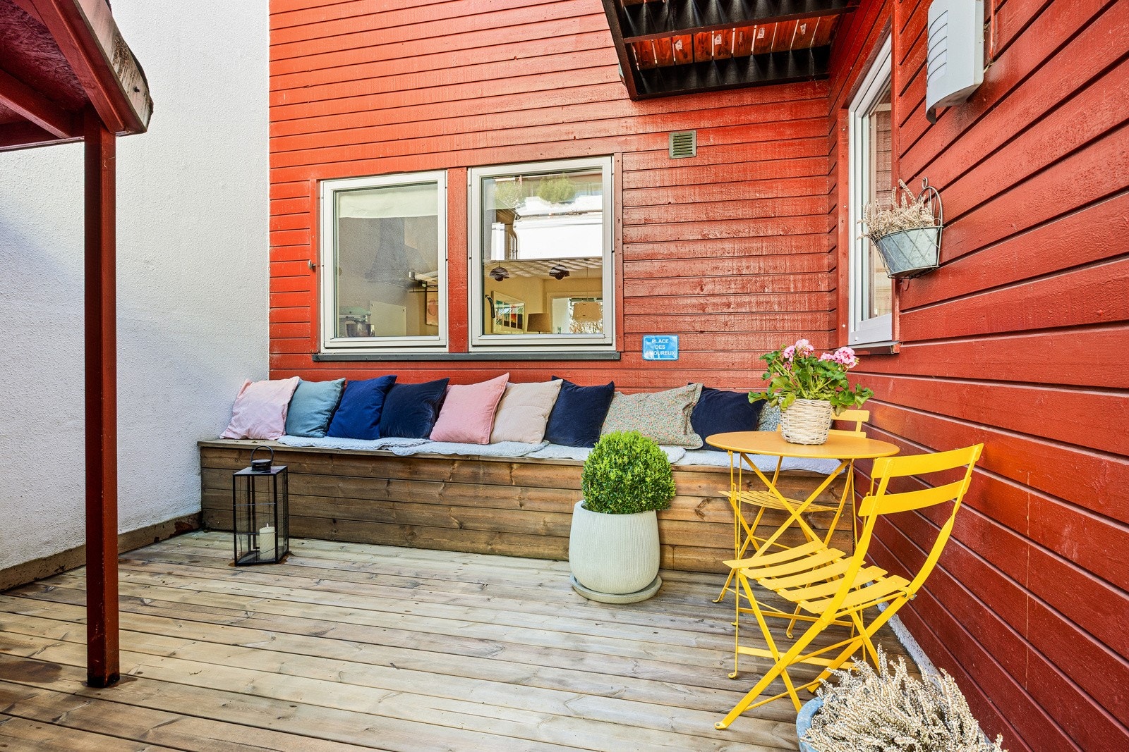 Hyggelig markterrasse på inngangsiden på ca 11 kvm med praktisk sittebenk og overbygg med god plass for å plasere sykler eller barnevogn under tak. Galleribilde