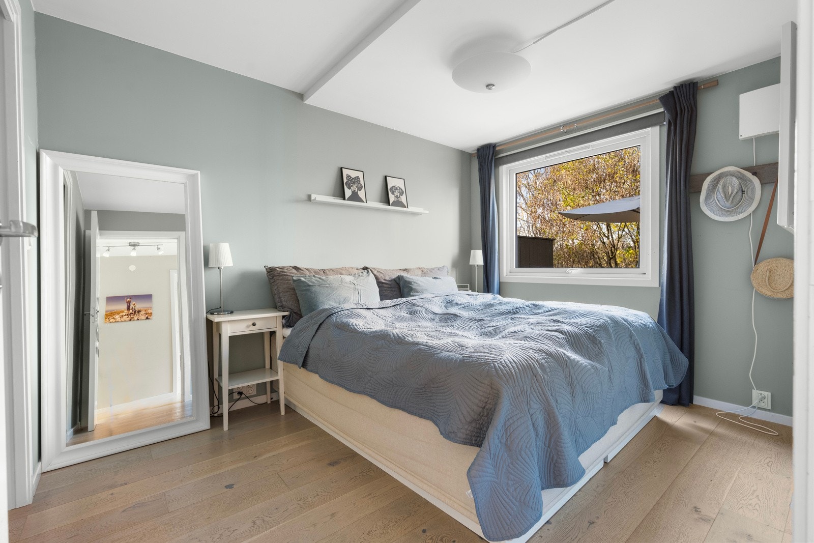 Hovedsoverommet er romslig og har inngang til Walkin-closet. Galleribilde