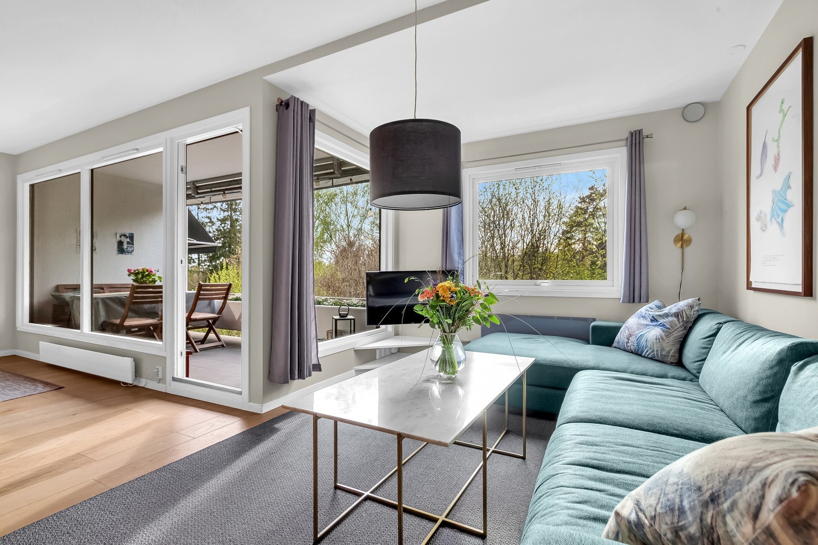 Stor, åpen, utbygget stue med stor spiseplass og god plass for sofa- og tv-løsning. Optimale lysforhold. Galleribilde
