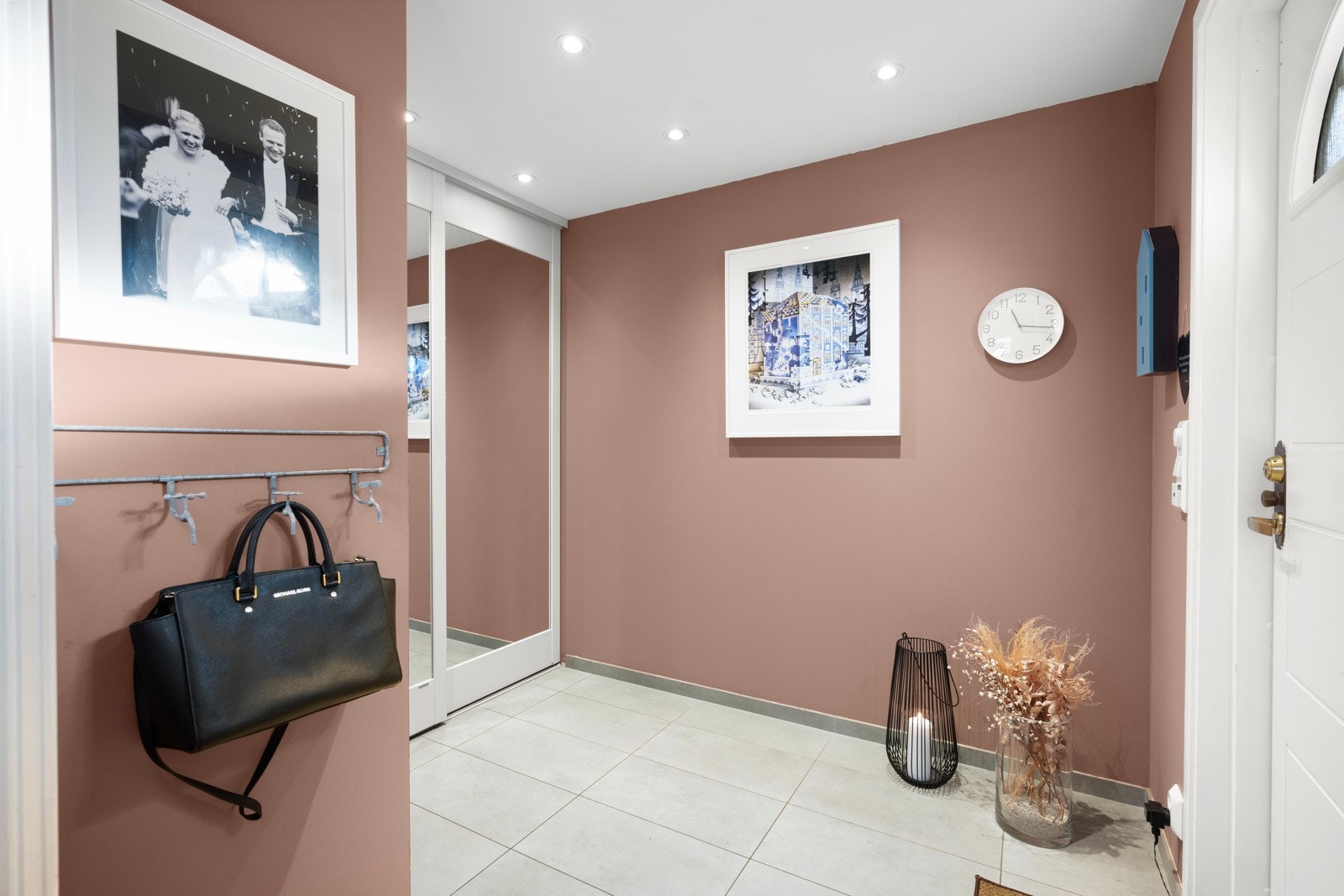 Stor og innbydende entre som har godt med skapplass til å henge fra seg yttertøy og annet i skyvedørsgarderobe. Gangen er malt i en lys og fin farge og gir et perfekt førsteinntrykk av boligen. Galleribilde