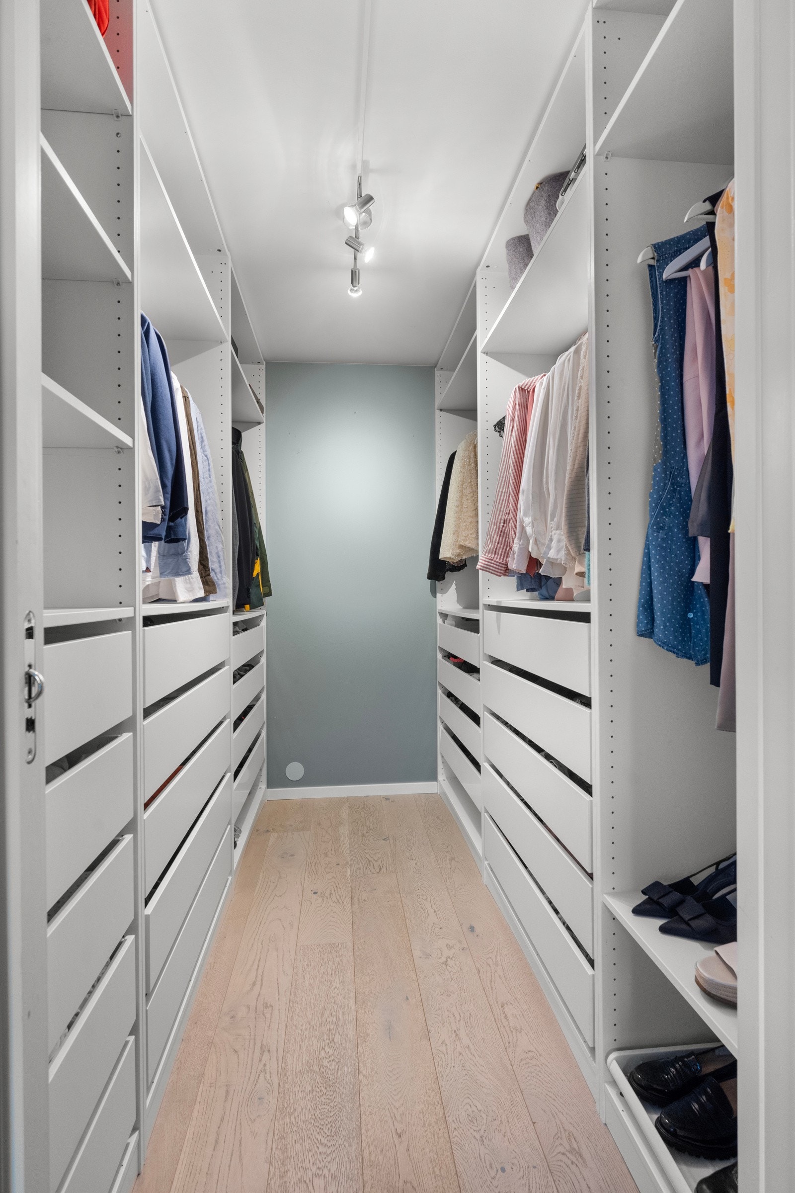 Walkin-closet. Galleribilde