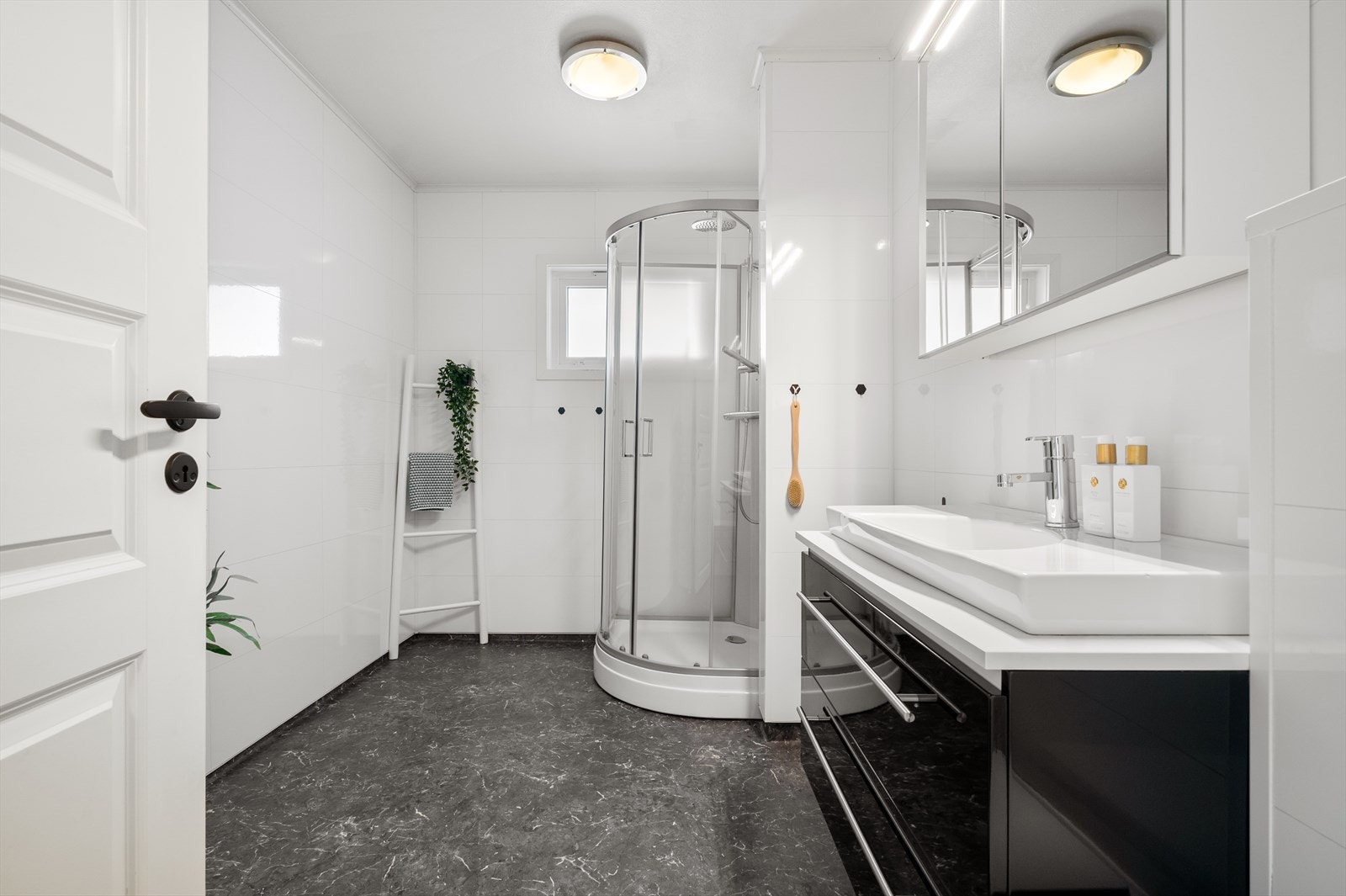 Gulv og baderomsplater er fra 2021. Galleribilde