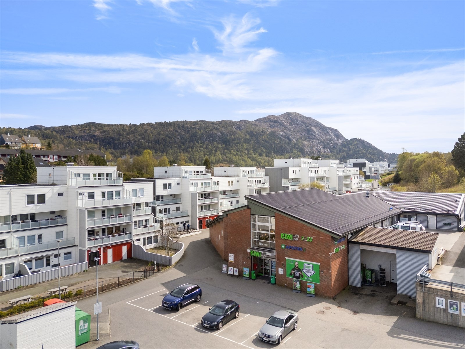 Rett i umiddelbar nærheten har du blant annet Kiwi, apotek og legesenter. Galleribilde